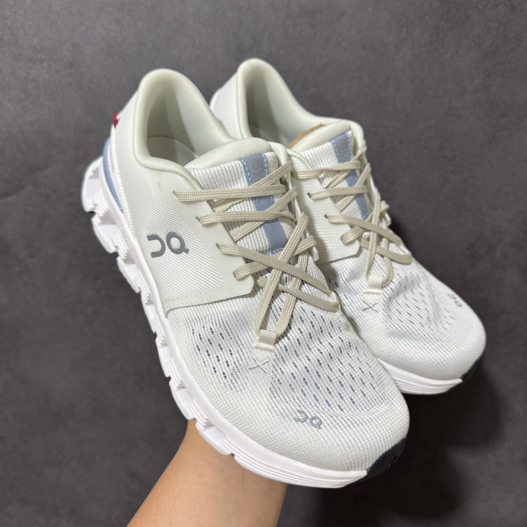 On昂跑 Cloud X 4 系列低帮轻量舒适多功能休闲运动鞋 采用工程飞织网布组合再生聚酯纤维鞋面材质搭载独家隐藏速度 On昂跑 Cloud X 4 系列低帮轻量舒适多功能休闲运动鞋 采用工程飞织网布组合再生聚酯纤维鞋面材质搭载独家隐藏速度