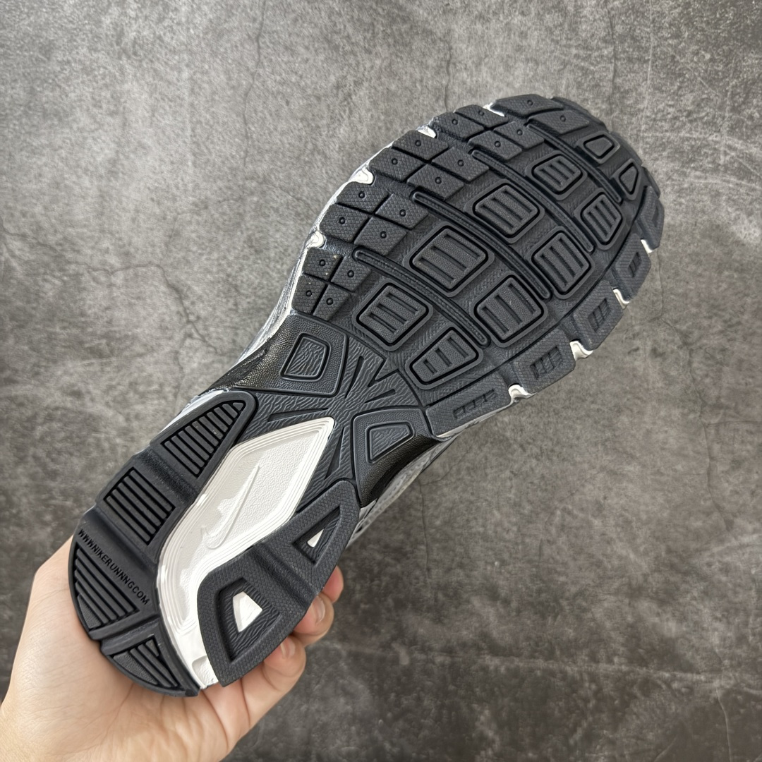 NIKE INITIATOR 创始者系列复古休闲运动舒适跑鞋 此款为人工手绘定制图案 原版基于Nike Initiato NIKE INITIATOR 创始者系列复古休闲运动舒适跑鞋 此款为人工手绘定制图案 原版基于Nike Initiato