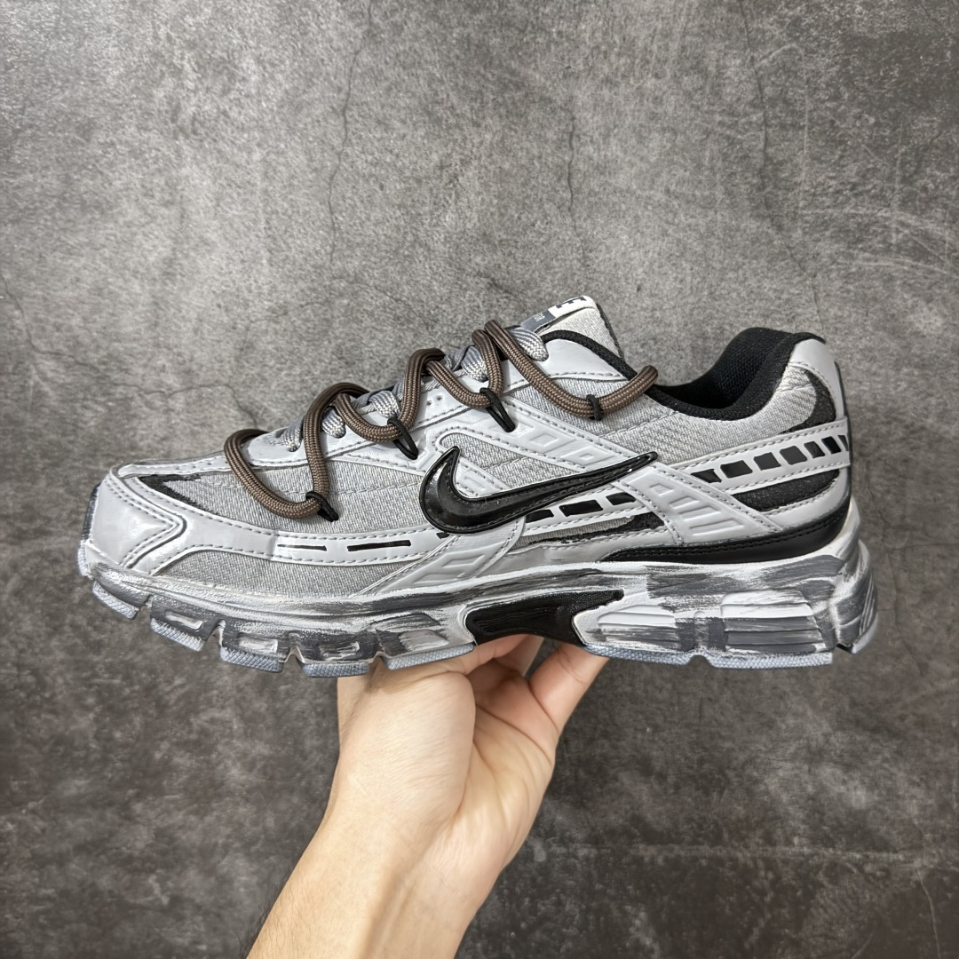 NIKE INITIATOR 创始者系列复古休闲运动舒适跑鞋 此款为人工手绘定制图案 原版基于Nike Initiato NIKE INITIATOR 创始者系列复古休闲运动舒适跑鞋 此款为人工手绘定制图案 原版基于Nike Initiato