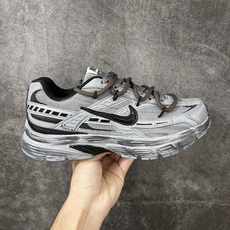 NIKE INITIATOR 创始者系列复古休闲运动舒适跑鞋 此款为人工手绘定制图案 原版基于Nike Initiato NIKE INITIATOR 创始者系列复古休闲运动舒适跑鞋 此款为人工手绘定制图案 原版基于Nike Initiato