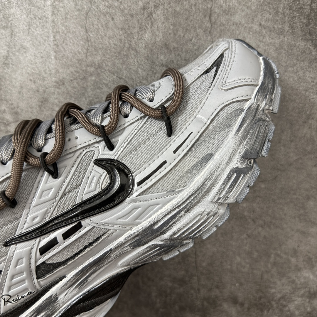 NIKE INITIATOR 创始者系列复古休闲运动舒适跑鞋 此款为人工手绘定制图案 原版基于Nike Initiato NIKE INITIATOR 创始者系列复古休闲运动舒适跑鞋 此款为人工手绘定制图案 原版基于Nike Initiato