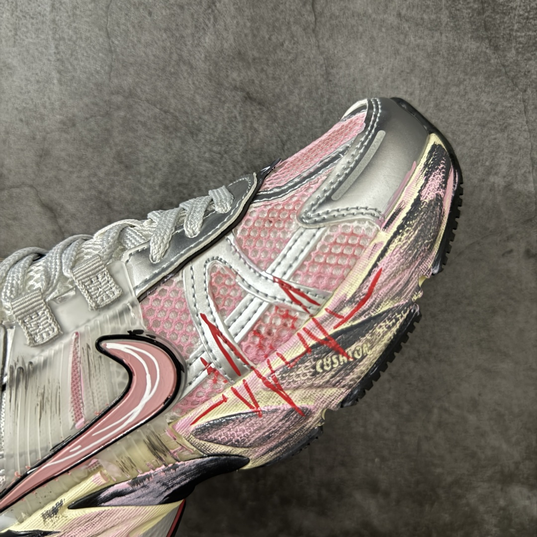 Nike V2K Run 减震防滑复古低帮跑步鞋 #鞋款被命名为 Runtekk 设计上借鉴了 2000 年的跑鞋风格 Nike V2K Run 减震防滑复古低帮跑步鞋 #鞋款被命名为 Runtekk 设计上借鉴了 2000 年的跑鞋风格