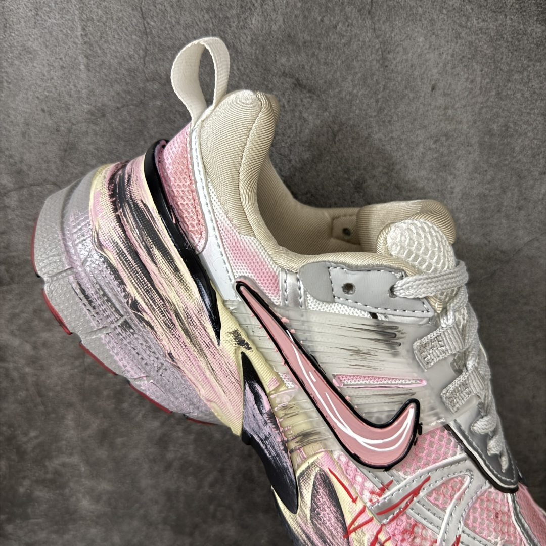 Nike V2K Run 减震防滑复古低帮跑步鞋 #鞋款被命名为 Runtekk 设计上借鉴了 2000 年的跑鞋风格 Nike V2K Run 减震防滑复古低帮跑步鞋 #鞋款被命名为 Runtekk 设计上借鉴了 2000 年的跑鞋风格