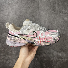 Nike V2K Run 减震防滑复古低帮跑步鞋 #鞋款被命名为 Runtekk 设计上借鉴了 2000 年的跑鞋风格 Nike V2K Run 减震防滑复古低帮跑步鞋 #鞋款被命名为 Runtekk 设计上借鉴了 2000 年的跑鞋风格