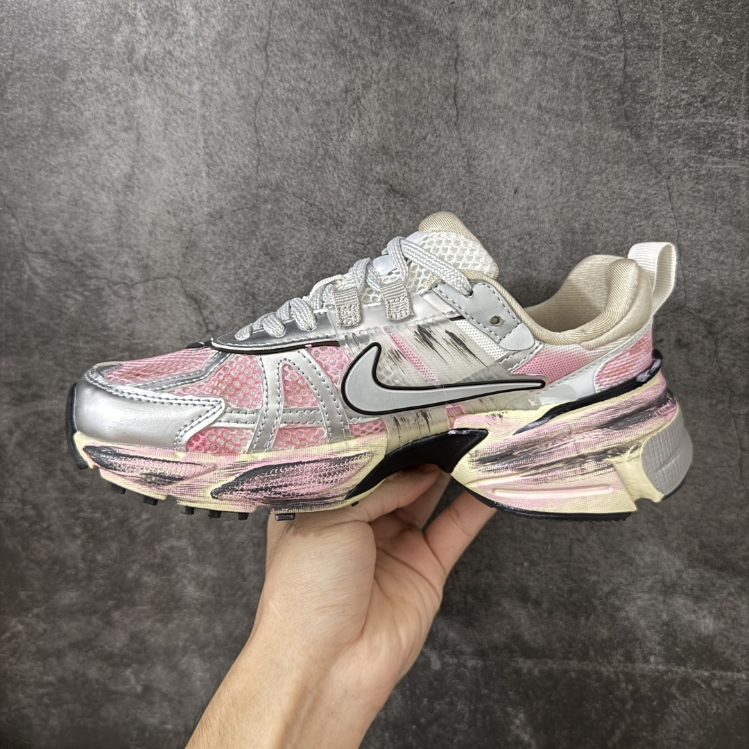 Nike V2K Run 减震防滑复古低帮跑步鞋 #鞋款被命名为 Runtekk 设计上借鉴了 2000 年的跑鞋风格 Nike V2K Run 减震防滑复古低帮跑步鞋 #鞋款被命名为 Runtekk 设计上借鉴了 2000 年的跑鞋风格