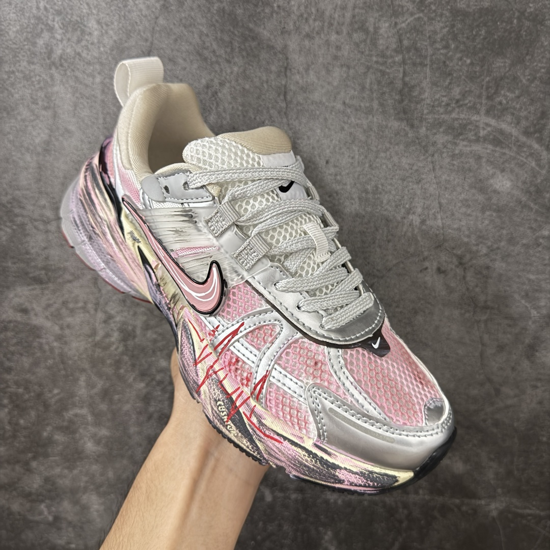 Nike V2K Run 减震防滑复古低帮跑步鞋 #鞋款被命名为 Runtekk 设计上借鉴了 2000 年的跑鞋风格 Nike V2K Run 减震防滑复古低帮跑步鞋 #鞋款被命名为 Runtekk 设计上借鉴了 2000 年的跑鞋风格