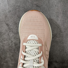 Saucony Triumph 胜利 23 舒适百搭耐磨 低帮跑步鞋 粉色S11023-233 胜利系列迭代二十余载,T Saucony Triumph 胜利 23 舒适百搭耐磨 低帮跑步鞋 粉色S11023-233 胜利系列迭代二十余载,T