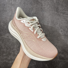 Saucony Triumph 胜利 23 舒适百搭耐磨 低帮跑步鞋 粉色S11023-233 胜利系列迭代二十余载,T Saucony Triumph 胜利 23 舒适百搭耐磨 低帮跑步鞋 粉色S11023-233 胜利系列迭代二十余载,T