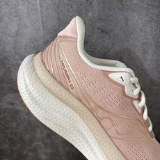 Saucony Triumph 胜利 23 舒适百搭耐磨 低帮跑步鞋 粉色S11023-233 胜利系列迭代二十余载,T Saucony Triumph 胜利 23 舒适百搭耐磨 低帮跑步鞋 粉色S11023-233 胜利系列迭代二十余载,T