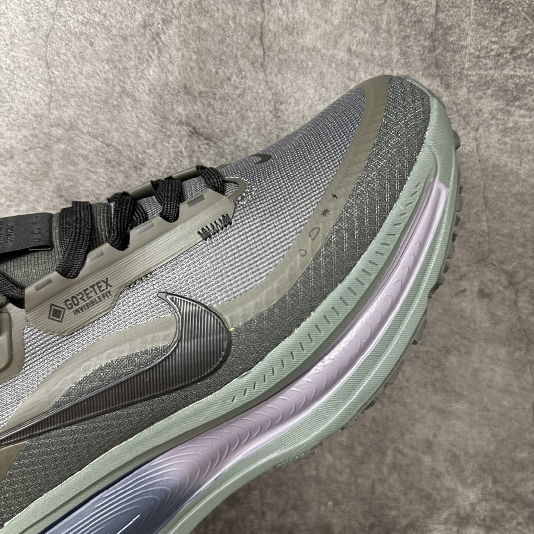 Nike Vomero 18 Gtx 耐克 舒适减震防滑 低帮跑步鞋 全掌ReactX泡绵中底 前掌和后跟还配备了Air Nike Vomero 18 Gtx 耐克 舒适减震防滑 低帮跑步鞋 全掌ReactX泡绵中底 前掌和后跟还配备了Air
