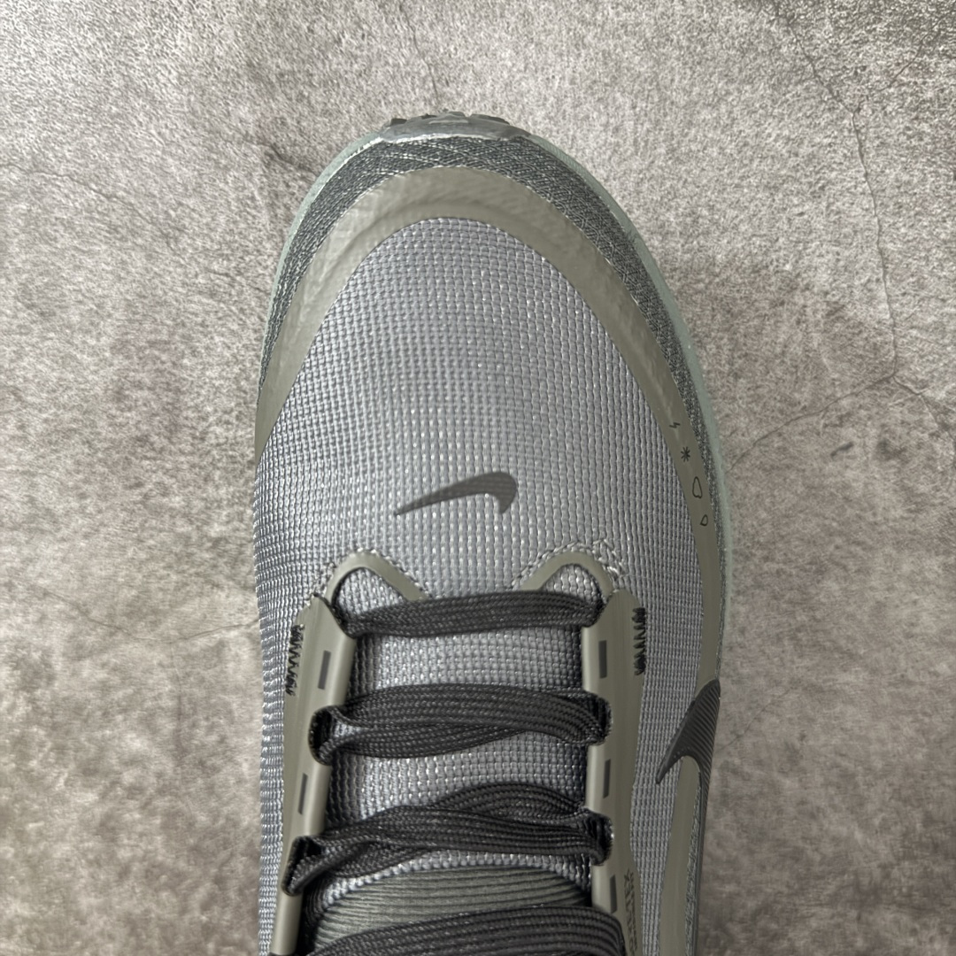 Nike Vomero 18 Gtx 耐克 舒适减震防滑 低帮跑步鞋 全掌ReactX泡绵中底 前掌和后跟还配备了Air Nike Vomero 18 Gtx 耐克 舒适减震防滑 低帮跑步鞋 全掌ReactX泡绵中底 前掌和后跟还配备了Air