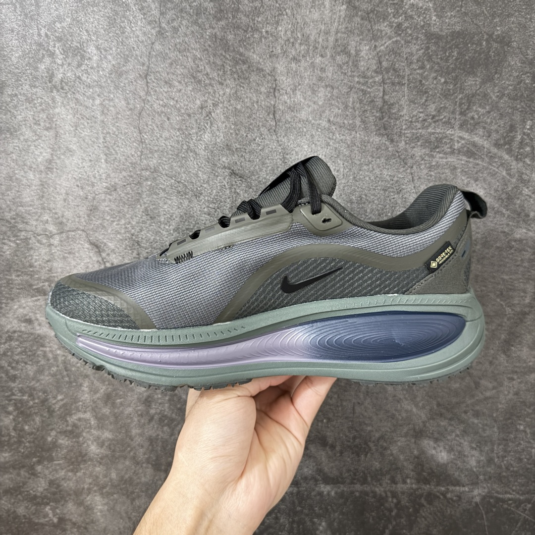 Nike Vomero 18 Gtx 耐克 舒适减震防滑 低帮跑步鞋 全掌ReactX泡绵中底 前掌和后跟还配备了Air Nike Vomero 18 Gtx 耐克 舒适减震防滑 低帮跑步鞋 全掌ReactX泡绵中底 前掌和后跟还配备了Air