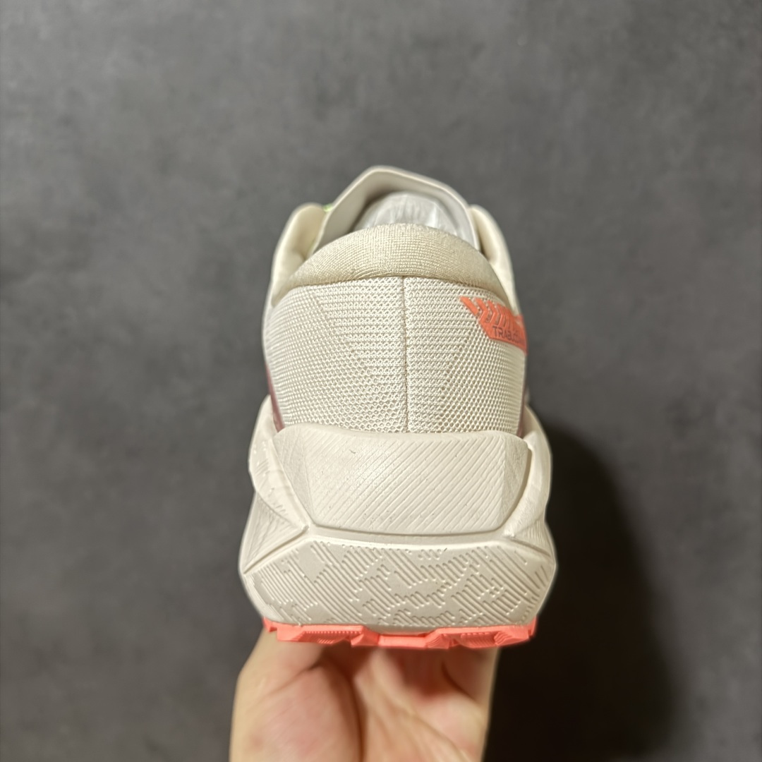 ASICS GEL-TRABUCO MAX 5 亚瑟士 网面透气 耐磨 越野跑步鞋 这双鞋的外观设计超级吸引人 简约大气 ASICS GEL-TRABUCO MAX 5 亚瑟士 网面透气 耐磨 越野跑步鞋 这双鞋的外观设计超级吸引人 简约大气