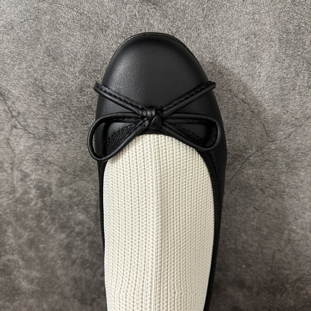 Chanel 香奈儿连袜芭蕾平底鞋 这款袜子芭蕾平底鞋,经典芭蕾鞋设计融合袜子元素,鞋面柔软皮革+针织袜套,舒适又有层次 Chanel 香奈儿连袜芭蕾平底鞋 这款袜子芭蕾平底鞋,经典芭蕾鞋设计融合袜子元素,鞋面柔软皮革+针织袜套,舒适又有层次