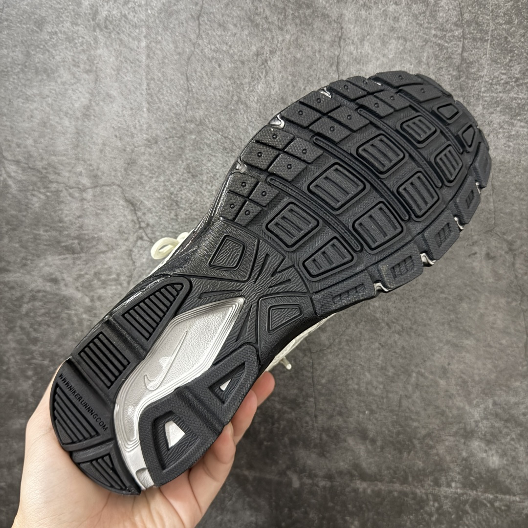 NIKE INITIATOR 创始者系列复古休闲运动舒适跑鞋 此款为人工手绘定制图案 原版基于Nike Initiato NIKE INITIATOR 创始者系列复古休闲运动舒适跑鞋 此款为人工手绘定制图案 原版基于Nike Initiato