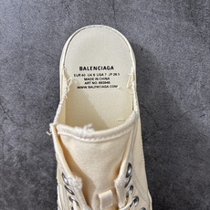 BALENCIAGA PARIS 巴黎世家 磨损做旧效果休闲帆布鞋 今年最火的一款布鞋 风格永续 永不过时 做旧复古风格 BALENCIAGA PARIS 巴黎世家 磨损做旧效果休闲帆布鞋 今年最火的一款布鞋 风格永续 永不过时 做旧复古风格