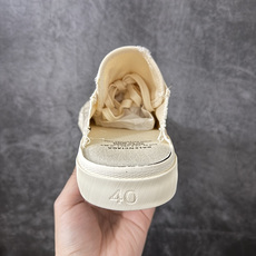BALENCIAGA PARIS 巴黎世家 磨损做旧效果休闲帆布鞋 今年最火的一款布鞋 风格永续 永不过时 做旧复古风格 BALENCIAGA PARIS 巴黎世家 磨损做旧效果休闲帆布鞋 今年最火的一款布鞋 风格永续 永不过时 做旧复古风格
