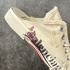 BALENCIAGA PARIS 巴黎世家 磨损做旧效果休闲帆布鞋 今年最火的一款布鞋 风格永续 永不过时 做旧复古风格 BALENCIAGA PARIS 巴黎世家 磨损做旧效果休闲帆布鞋 今年最火的一款布鞋 风格永续 永不过时 做旧复古风格