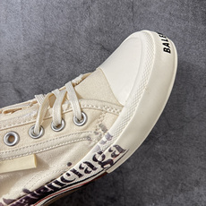BALENCIAGA PARIS 巴黎世家 磨损做旧效果休闲帆布鞋 今年最火的一款布鞋 风格永续 永不过时 做旧复古风格 BALENCIAGA PARIS 巴黎世家 磨损做旧效果休闲帆布鞋 今年最火的一款布鞋 风格永续 永不过时 做旧复古风格