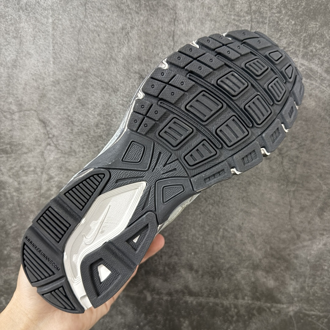 NIKE INITIATOR 创始者系列复古休闲运动舒适跑鞋 此款为人工手绘定制图案 原版基于Nike Initiato NIKE INITIATOR 创始者系列复古休闲运动舒适跑鞋 此款为人工手绘定制图案 原版基于Nike Initiato