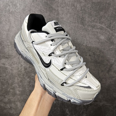 NIKE INITIATOR 创始者系列复古休闲运动舒适跑鞋 此款为人工手绘定制图案 原版基于Nike Initiato NIKE INITIATOR 创始者系列复古休闲运动舒适跑鞋 此款为人工手绘定制图案 原版基于Nike Initiato