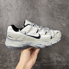 NIKE INITIATOR 创始者系列复古休闲运动舒适跑鞋 此款为人工手绘定制图案 原版基于Nike Initiato NIKE INITIATOR 创始者系列复古休闲运动舒适跑鞋 此款为人工手绘定制图案 原版基于Nike Initiato