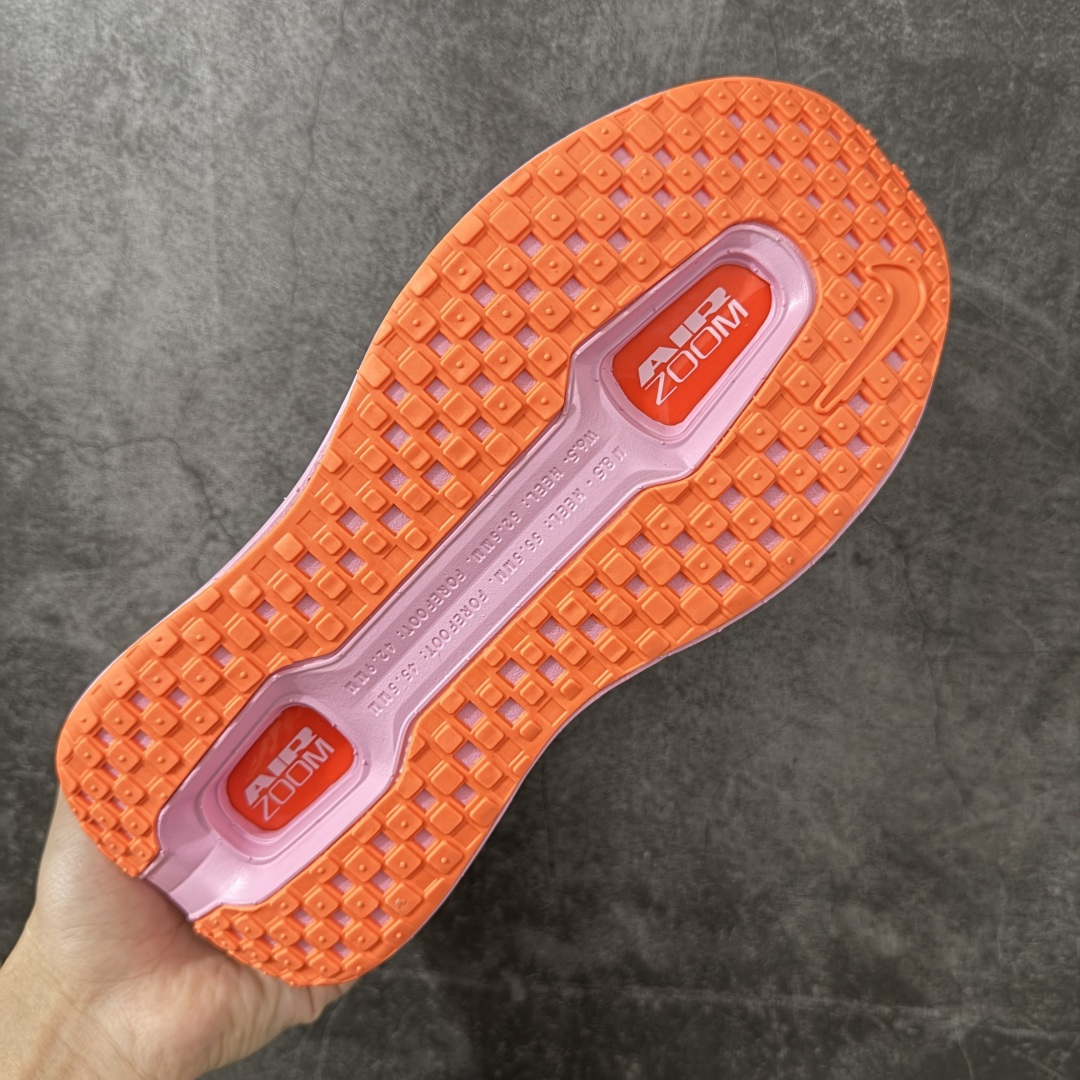 Nike VOMERO PREMIUM 耐克 舒适减震防滑 低帮跑步鞋 全掌ReactX泡绵中底 前掌和后跟还配备了Ai