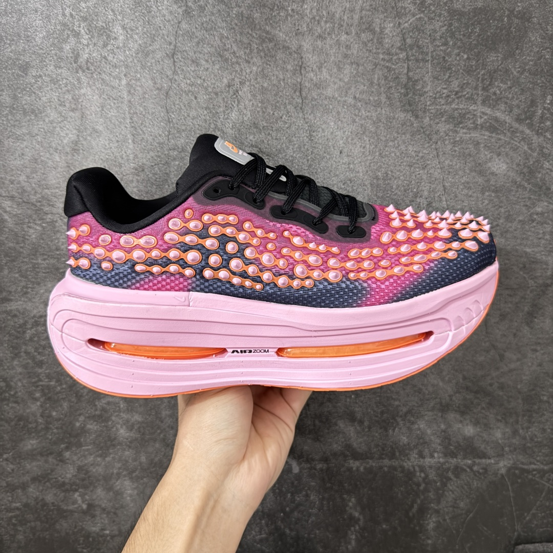 Nike VOMERO PREMIUM 耐克 舒适减震防滑 低帮跑步鞋 全掌ReactX泡绵中底 前掌和后跟还配备了Ai Nike VOMERO PREMIUM 耐克 舒适减震防滑 低帮跑步鞋 全掌ReactX泡绵中底 前掌和后跟还配备了Ai