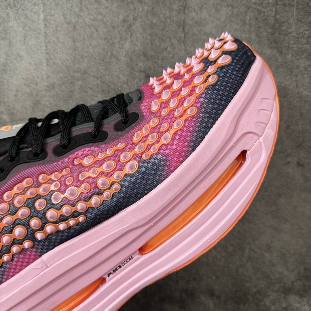 Nike VOMERO PREMIUM 耐克 舒适减震防滑 低帮跑步鞋 全掌ReactX泡绵中底 前掌和后跟还配备了Ai