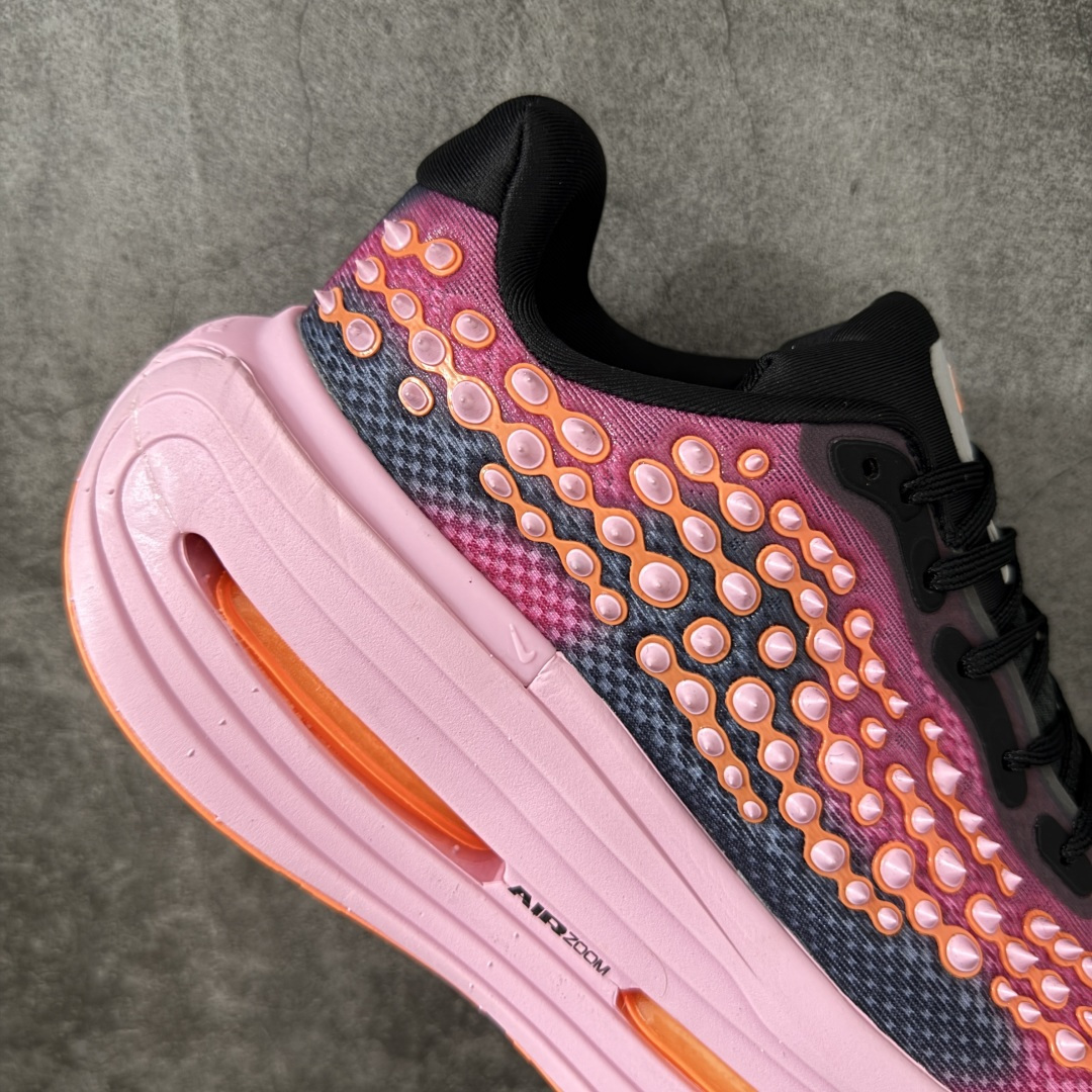 Nike VOMERO PREMIUM 耐克 舒适减震防滑 低帮跑步鞋 全掌ReactX泡绵中底 前掌和后跟还配备了Ai