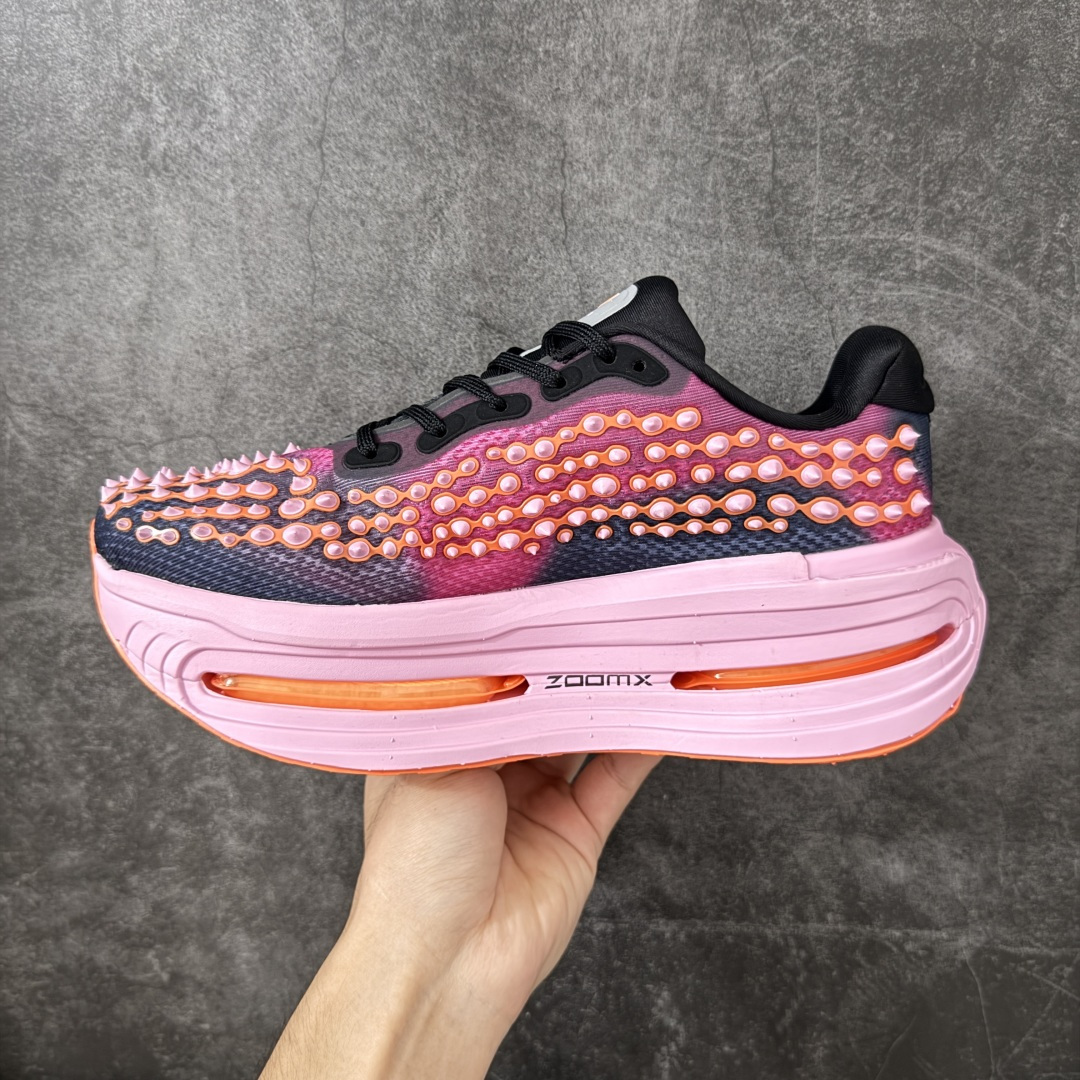 Nike VOMERO PREMIUM 耐克 舒适减震防滑 低帮跑步鞋 全掌ReactX泡绵中底 前掌和后跟还配备了Ai