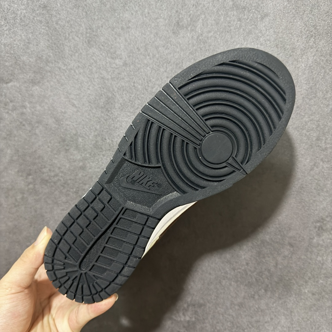 Nike Dunk Low Retro 全新配色 SB顾名思义，具有经典的Dunk血缘，又注入了更多的时尚元素。相较于普