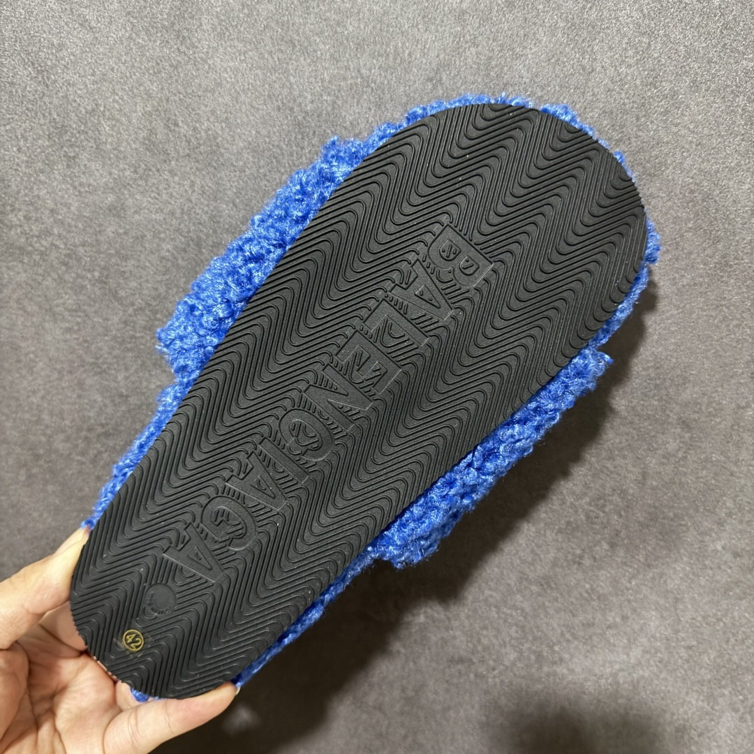 Balenciaga巴黎世家 巴黎世家毛拖 冬季必备款 时尚却不过分张扬 鞋面斜纹磨毛棉布 特别的蓬松柔软、亲肤脚感特别