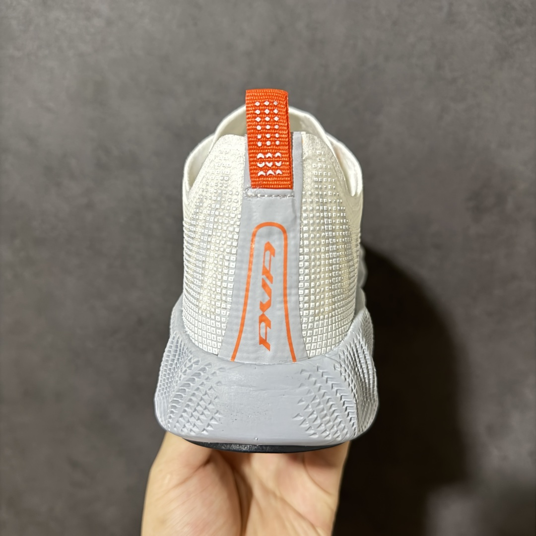Nike NIKE AVA X耐克顶级迈柔」路跑鞋，通过超强缓震与舒适度的全面提升令跑步更加轻松，缓解冲击压力，加快恢复