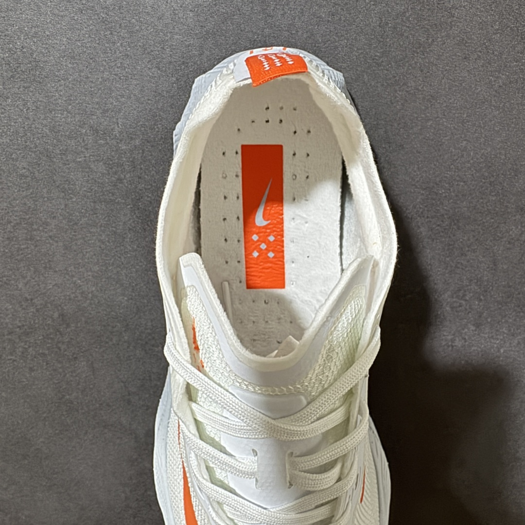 Nike NIKE AVA X耐克顶级迈柔」路跑鞋，通过超强缓震与舒适度的全面提升令跑步更加轻松，缓解冲击压力，加快恢复