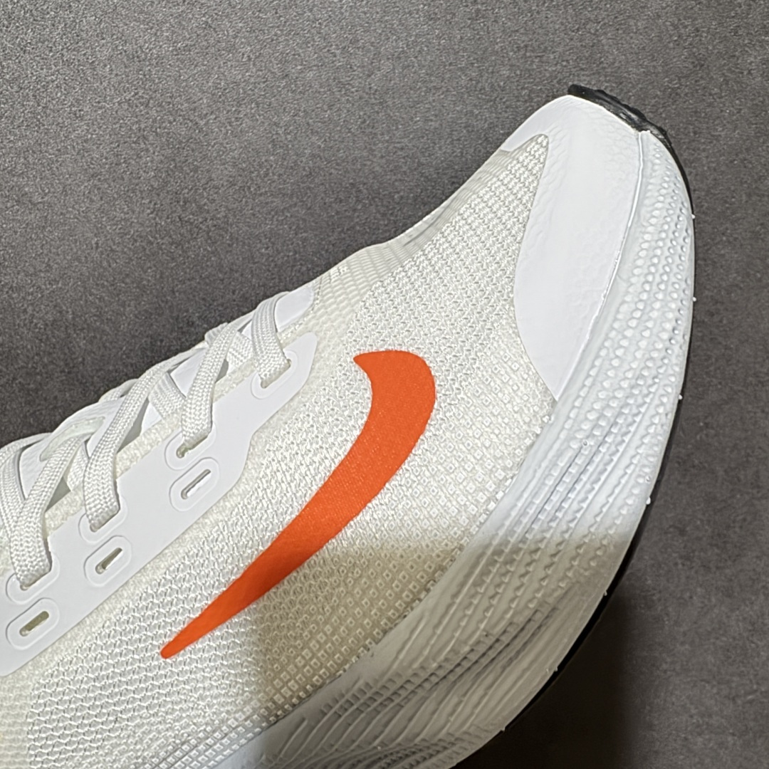 Nike NIKE AVA X耐克顶级迈柔」路跑鞋，通过超强缓震与舒适度的全面提升令跑步更加轻松，缓解冲击压力，加快恢复