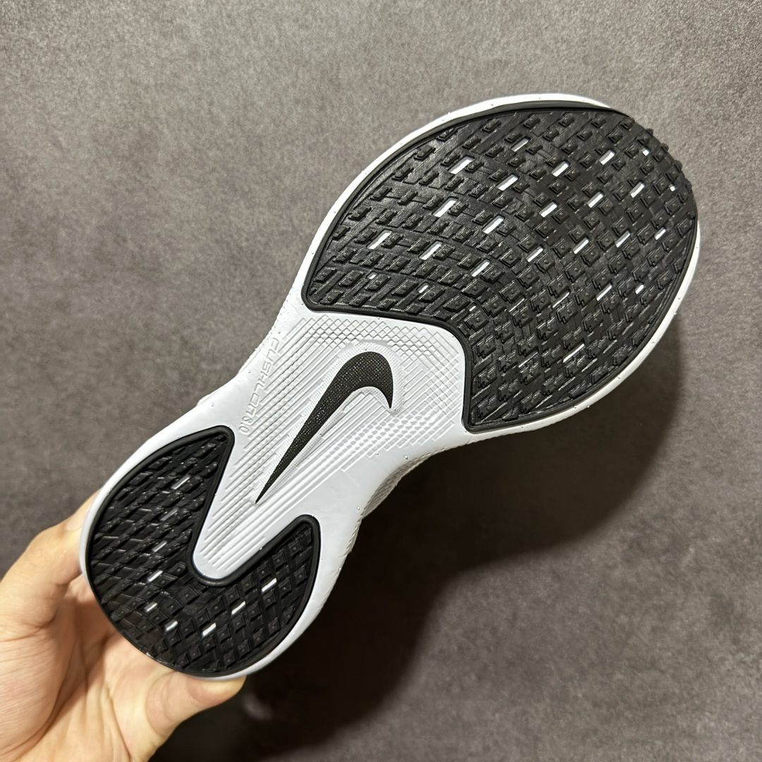Nike NIKE AVA X耐克顶级迈柔」路跑鞋，通过超强缓震与舒适度的全面提升令跑步更加轻松，缓解冲击压力，加快恢复