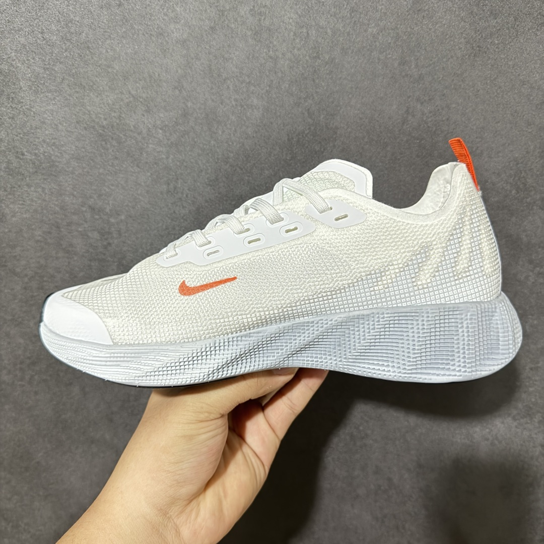 Nike NIKE AVA X耐克顶级迈柔」路跑鞋，通过超强缓震与舒适度的全面提升令跑步更加轻松，缓解冲击压力，加快恢复