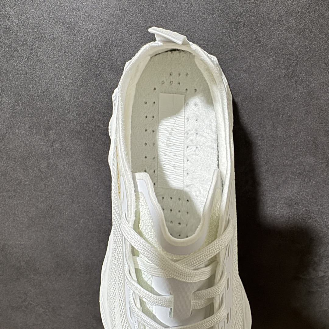 Nike NIKE AVA X耐克顶级迈柔」路跑鞋，通过超强缓震与舒适度的全面提升令跑步更加轻松，缓解冲击压力，加快恢复