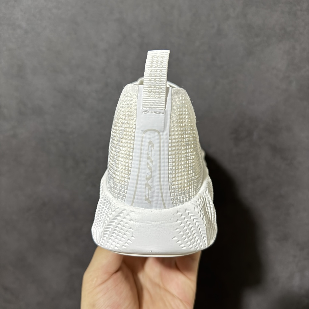 Nike NIKE AVA X耐克顶级迈柔」路跑鞋，通过超强缓震与舒适度的全面提升令跑步更加轻松，缓解冲击压力，加快恢复
