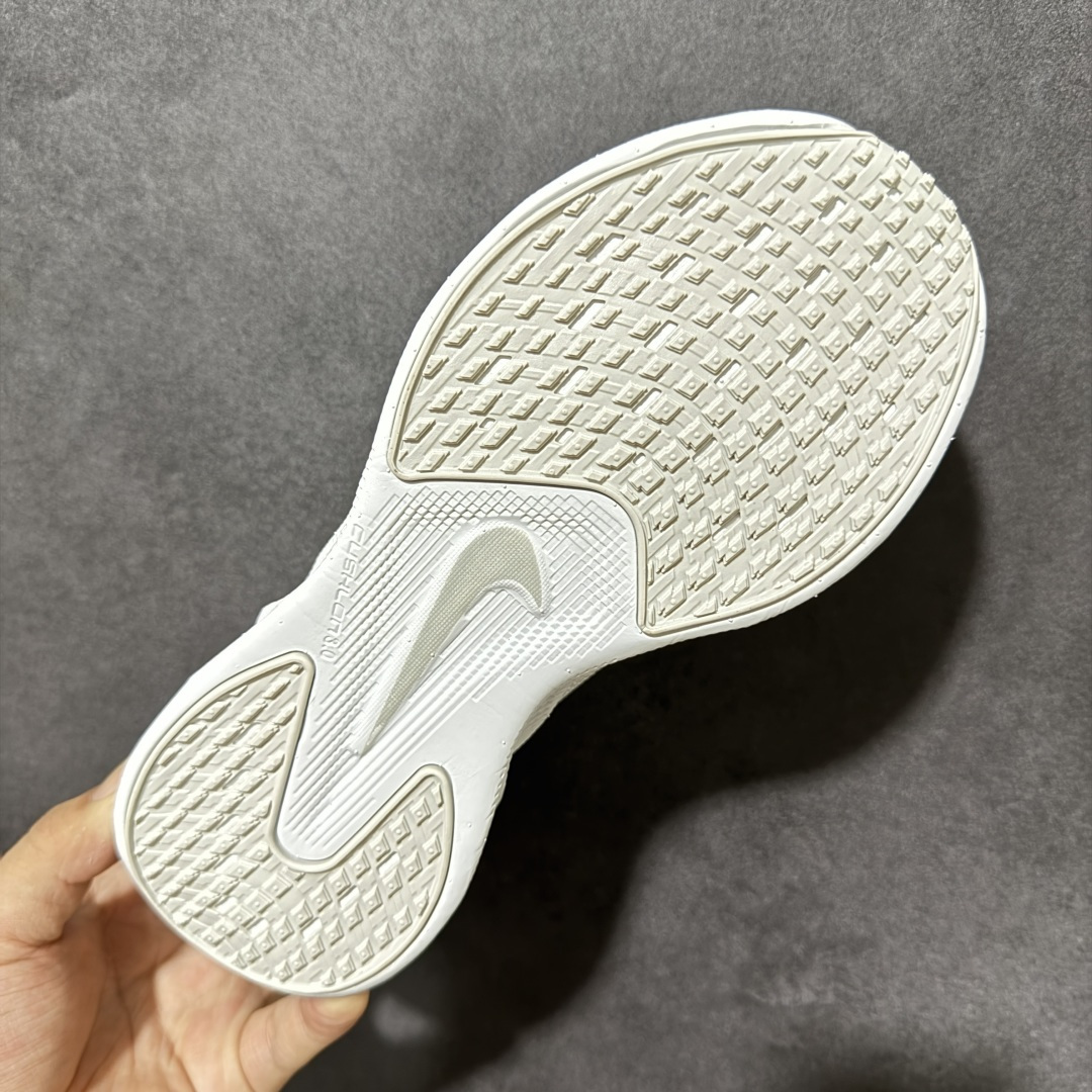 Nike NIKE AVA X耐克顶级迈柔」路跑鞋，通过超强缓震与舒适度的全面提升令跑步更加轻松，缓解冲击压力，加快恢复