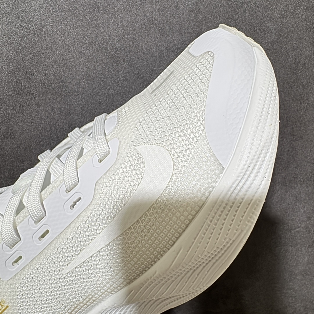 Nike NIKE AVA X耐克顶级迈柔」路跑鞋，通过超强缓震与舒适度的全面提升令跑步更加轻松，缓解冲击压力，加快恢复
