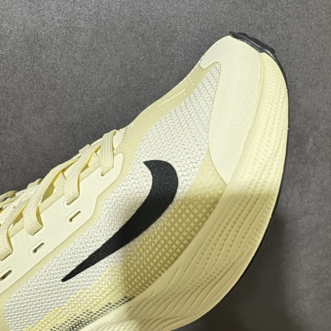 Nike NIKE AVA X耐克顶级迈柔」路跑鞋，通过超强缓震与舒适度的全面提升令跑步更加轻松，缓解冲击压力，加快恢复