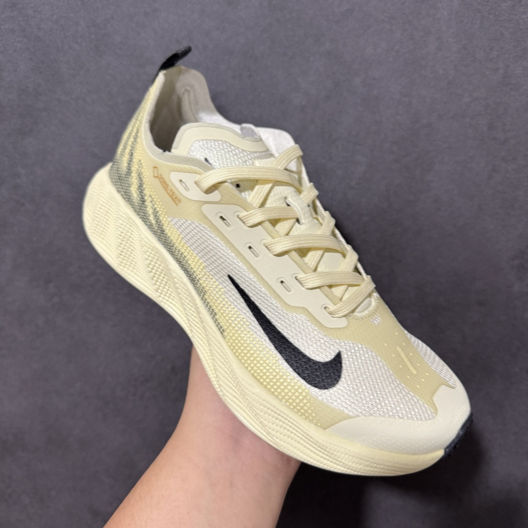 Nike NIKE AVA X耐克顶级迈柔」路跑鞋，通过超强缓震与舒适度的全面提升令跑步更加轻松，缓解冲击压力，加快恢复