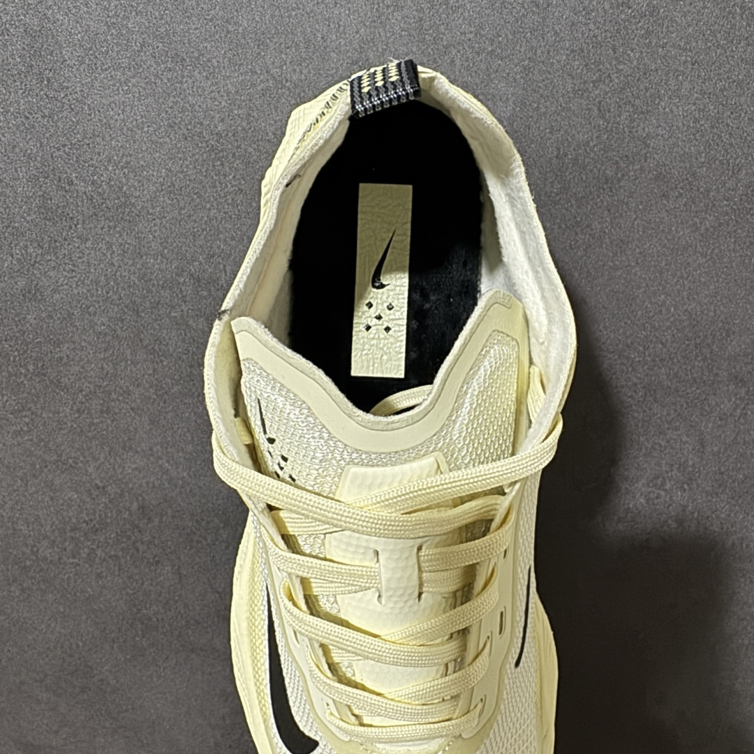 Nike NIKE AVA X耐克顶级迈柔」路跑鞋，通过超强缓震与舒适度的全面提升令跑步更加轻松，缓解冲击压力，加快恢复