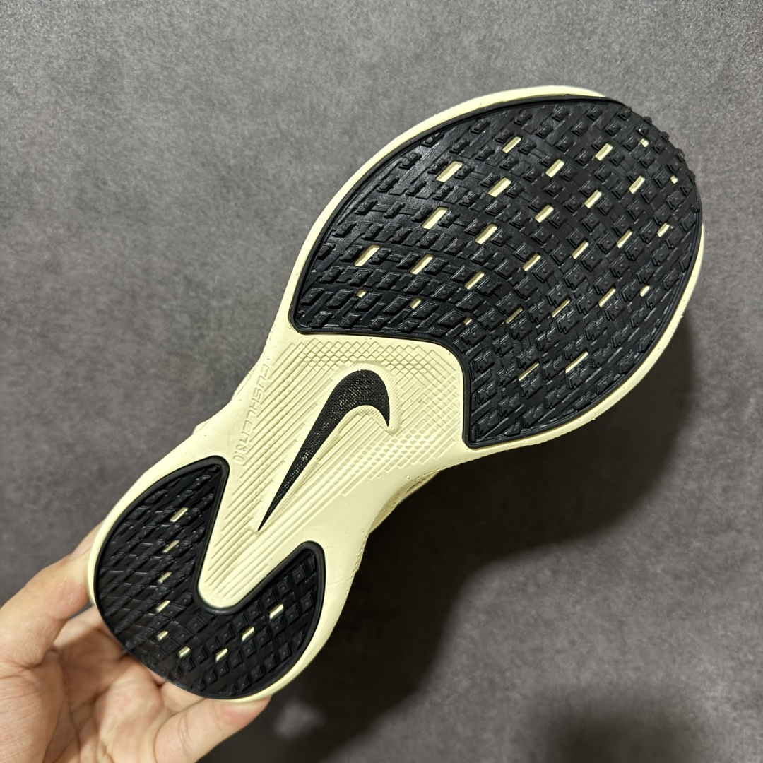 Nike NIKE AVA X耐克顶级迈柔」路跑鞋，通过超强缓震与舒适度的全面提升令跑步更加轻松，缓解冲击压力，加快恢复