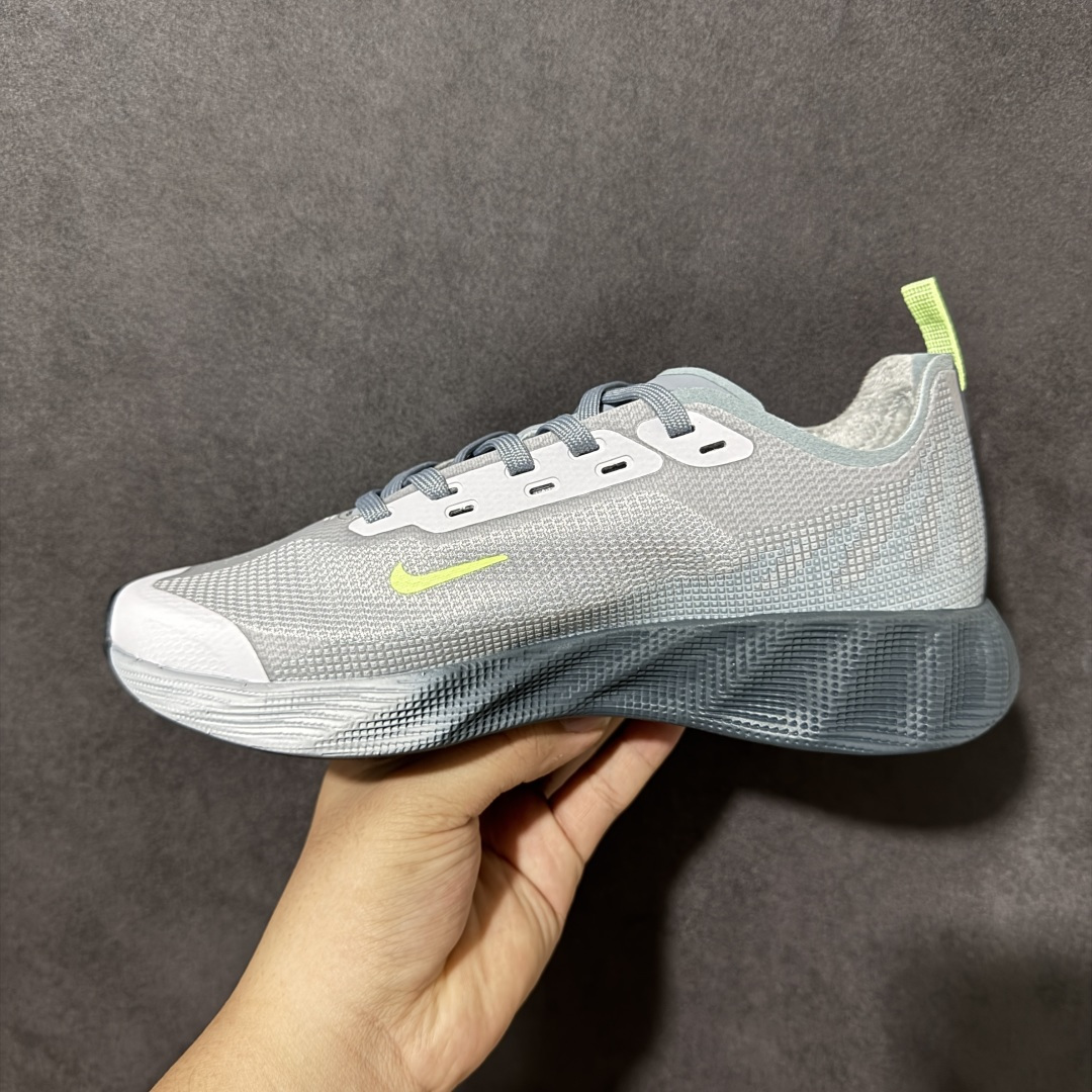 Nike NIKE AVA X耐克顶级迈柔」路跑鞋，通过超强缓震与舒适度的全面提升令跑步更加轻松，缓解冲击压力，加快恢复