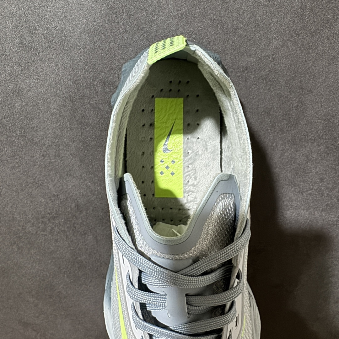 Nike NIKE AVA X耐克顶级迈柔」路跑鞋，通过超强缓震与舒适度的全面提升令跑步更加轻松，缓解冲击压力，加快恢复