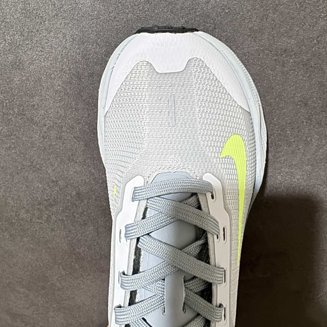 Nike NIKE AVA X耐克顶级迈柔」路跑鞋，通过超强缓震与舒适度的全面提升令跑步更加轻松，缓解冲击压力，加快恢复