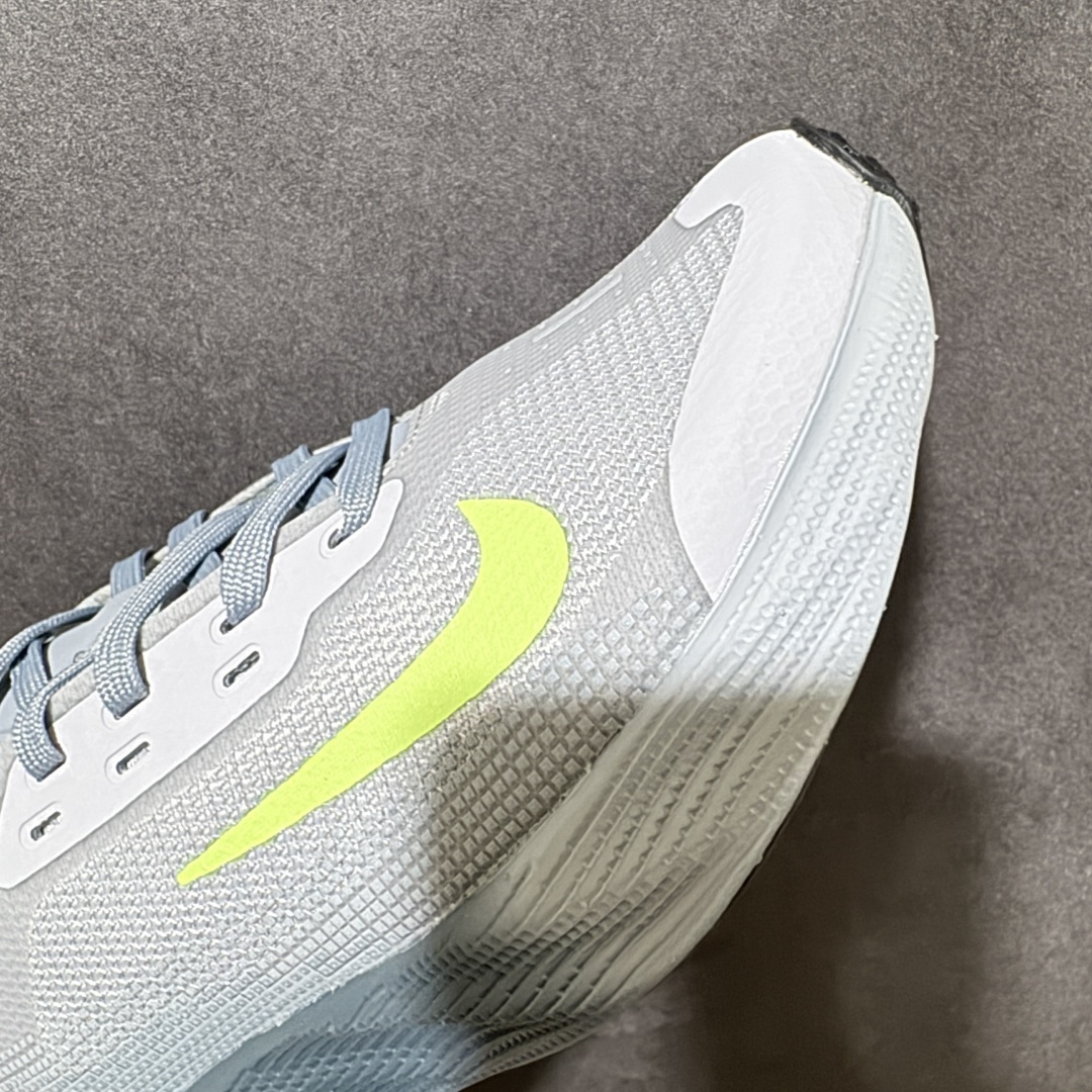 Nike NIKE AVA X耐克顶级迈柔」路跑鞋，通过超强缓震与舒适度的全面提升令跑步更加轻松，缓解冲击压力，加快恢复